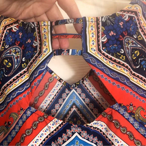 Skies are Blue V-Neck Sleeveless Blouse with Cut Out Back Detail Size 1X - Picture 7 of 8